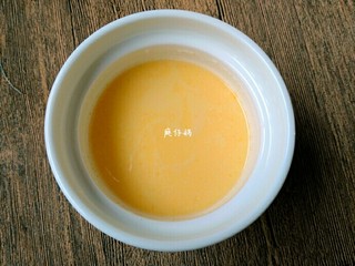 10、奶香大米布丁,将鸡蛋液与米糊轻轻搅拌均匀，以免4产生气泡。