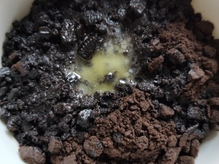 3、免烤箱零失败 芒果慕斯蛋糕,将奥利奥饼干碎和黄油充分搅拌均匀