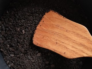 5、免烤箱零失败 芒果慕斯蛋糕,将奥利奥饼干碎倒入蛋糕模中，压平压实，随后放入冰箱冷藏备用
