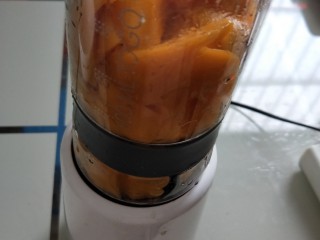 6、免烤箱零失败 芒果慕斯蛋糕,切500g芒果用料理机打成芒果泥