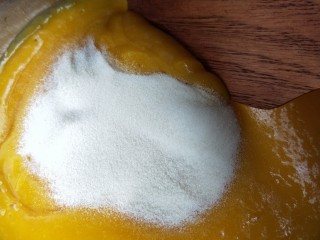 7、免烤箱零失败 芒果慕斯蛋糕,用小火将芒果泥略微加热，芒果泥里加入吉利丁粉，并不停搅拌使吉利丁粉均匀溶解，加热到50度左右即可，不要煮沸！吉利丁粉溶解之后，关火将芒果泥晾着备用