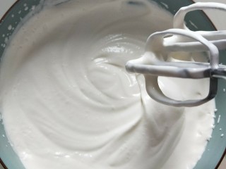 9、免烤箱零失败 芒果慕斯蛋糕,将淡奶油打发至5-6分发，此时的淡奶油出现明显纹路，提起打蛋头后滴落的淡奶油可以堆叠在表面而不是马上消失，但是整体淡奶油还是呈液体流动状