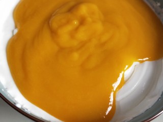 10、免烤箱零失败 芒果慕斯蛋糕,将淡奶油和芒果液混合并搅拌均匀，即成芒果慕斯液