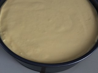 11、免烤箱零失败 芒果慕斯蛋糕,先倒一半慕斯液，再按个人喜好撒上适量的芒果粒（这个步骤忘记拍了）随后再倒入另一半慕斯液，表面尽量刮平（我是用小木铲慢慢打圈式刮平的）然后轻轻震几下，震去气泡