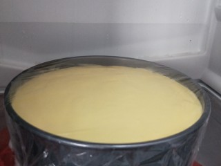 12、免烤箱零失败 芒果慕斯蛋糕,盖上保鲜膜，放入冰箱冷藏4小时以上，过夜最好（我的冰了5小时）