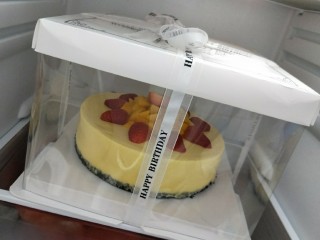 14、免烤箱零失败 芒果慕斯蛋糕,侧面脱模之后底部的模具脱不脱模都可以，底部的模我没有脱，因为饼干底易碎，送人的话底部就脱模，在家吃的话就不用脱模啦，自己买了蛋糕盒回来包装，给家人一份特别的惊喜