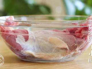 2、酱牛肉18m+(宝宝辅食),首先,牛腱子加水浸泡1小时~