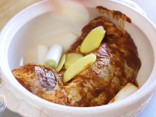 6、酱牛肉18m+(宝宝辅食),接着,腌好的牛肉放入锅中,加入姜片、葱段、料酒、酱油、盐和白砂糖调味~