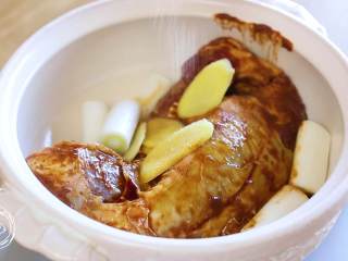 9、酱牛肉18m+(宝宝辅食),接着,腌好的牛肉放入锅中,加入姜片、葱段、料酒、酱油、盐和白砂糖调味~