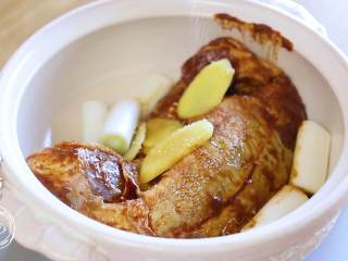 10、酱牛肉18m+(宝宝辅食),接着,腌好的牛肉放入锅中,加入姜片、葱段、料酒、酱油、盐和白砂糖调味~