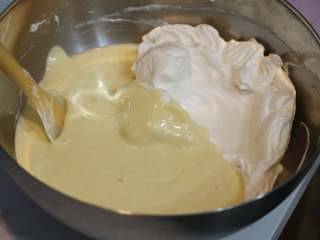 1、圣诞树枫糖戚风,将【步骤9】倒回剩余的蛋白霜中，继续用刮刀翻拌均匀