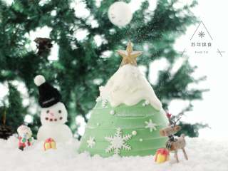 2、圣诞树枫糖戚风,	将还有流动性的淡奶油淋在抹好面的蛋糕顶端，使自然留下。装饰上巧克力星星，翻糖雪花。节日气氛浓郁的圣诞树戚风奶油蛋糕就做好啦