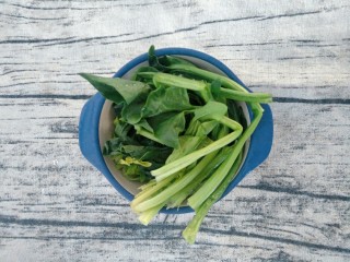 1、宝宝辅食 超萌甜甜圈,先来处理菠菜，菠菜洗干净。