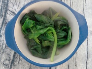 2、宝宝辅食 超萌甜甜圈,然后菠菜用开水烫下，去掉草酸，这一步不能省。