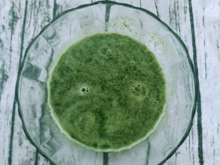 3、宝宝辅食 超萌甜甜圈,把烫好的菠菜放入料理机加入一点点水，打成菠菜汁。