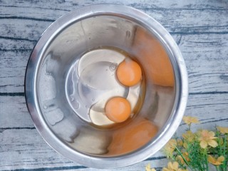 4、宝宝辅食 超萌甜甜圈,准备一个大碗，碗里打入鸡蛋。