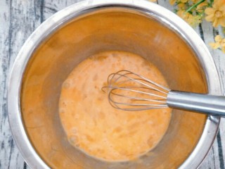 5、宝宝辅食 超萌甜甜圈,用手动打蛋器搅拌均匀
