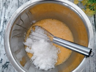 6、宝宝辅食 超萌甜甜圈,然后加入糖。