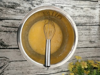 7、宝宝辅食 超萌甜甜圈,继续用手动打蛋器搅拌均匀。