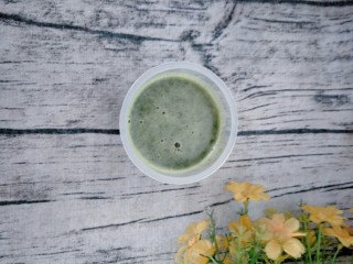 8、宝宝辅食 超萌甜甜圈,菠菜汁用量杯量好。