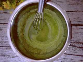 10、宝宝辅食 超萌甜甜圈,继续搅拌均匀。