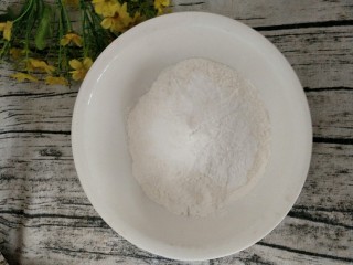 11、宝宝辅食 超萌甜甜圈,把低筋面粉和泡打粉混和好。