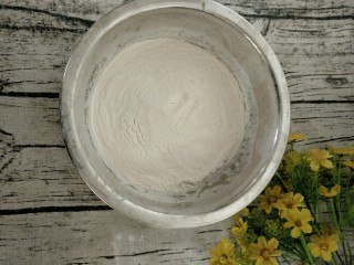 12、宝宝辅食 超萌甜甜圈,然后筛入到蛋糊里。