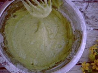 13、宝宝辅食 超萌甜甜圈,用手动打蛋器搅拌至无颗粒状。