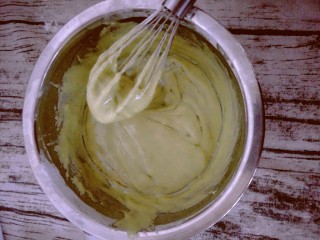 15、宝宝辅食 超萌甜甜圈,继续搅拌均匀，这次搅拌出来会有一点弹性，润滑度也很好。