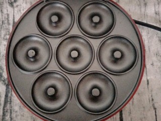 16、宝宝辅食 超萌甜甜圈,小红锅装上甜甜圈烤盘。