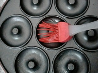 17、宝宝辅食 超萌甜甜圈,用刷子刷上一点油防粘。