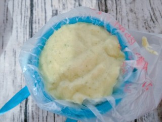 18、宝宝辅食 超萌甜甜圈,把裱花袋套到杯子上，把面糊装入裱花袋，因为是圈状的所在用裱花袋更适合。