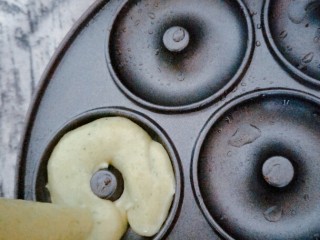 19、宝宝辅食 超萌甜甜圈,然后把裱花袋剪开，用裱花袋把面糊挤到甜甜圈里。