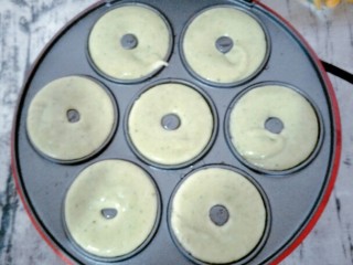 20、宝宝辅食 超萌甜甜圈,一个一个挤好。