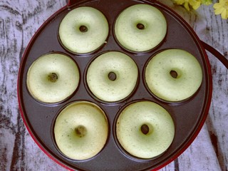 21、宝宝辅食 超萌甜甜圈,盖上盖子几分钟后，颜色变一点点就是熟了，用牙签把甜甜圈取出来