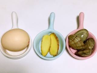 2、蛤蜊蒸蛋, 蛤蜊提前用香油盐水浸泡使其吐沙。差不多2—3个小时