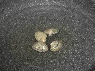 3、蛤蜊蒸蛋,冷水下锅，放入姜片，待蛤蜊张开嘴后捞出。煮后会使沙吐的更干净。