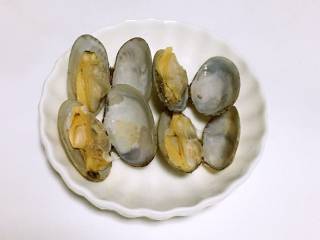 4、蛤蜊蒸蛋,新鲜的蛤蜊煮过后都会开嘴，如果没开嘴，说明蛤蜊已经死了，不要给宝宝吃。