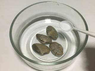 5、蛤蜊蒸蛋,取出蛤蜊肉，去除内脏。切碎。