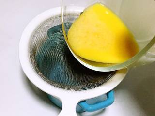 8、蛤蜊蒸蛋,鸡蛋过筛。