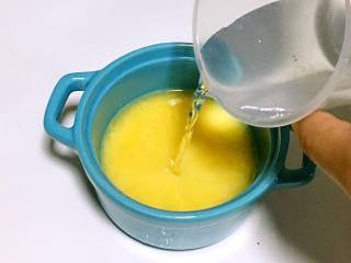 9、蛤蜊蒸蛋,往过筛后的蛋液里加入大概1.5-2倍的温水。搅拌均匀。