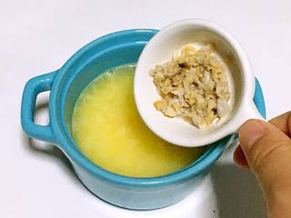 10、蛤蜊蒸蛋,加入蛤蜊肉，搅拌均匀。满周岁宝宝此时可加少许盐调味。