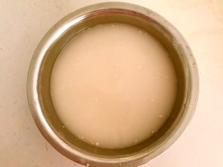 1、黄金菜团子,在酵母和白糖碗中加入100ml温水，调匀后静止5分钟