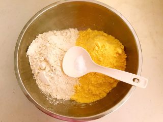 2、黄金菜团子,在白面和玉米面中加入泡打粉