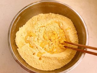 4、黄金菜团子,加入酵母水和凉开水和面