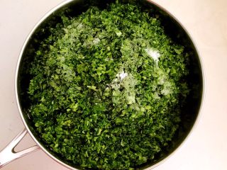 7、黄金菜团子,把小白菜切成末，加入8克精盐调匀，调匀后腌制10分钟