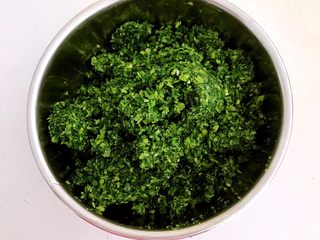 8、黄金菜团子,把小白菜的水挤出去