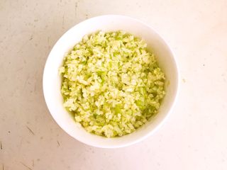 9、黄金菜团子,大葱和鲜姜切成末