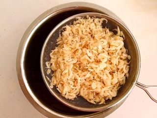 10、黄金菜团子,小海米清洗干净，沥干水分