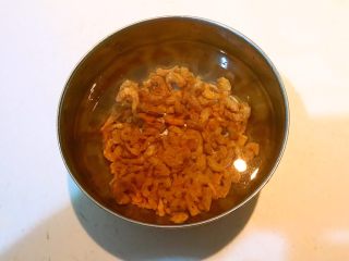 11、黄金菜团子,干虾仁清洗干净后泡发5个小时（干虾仁要提前泡发好）